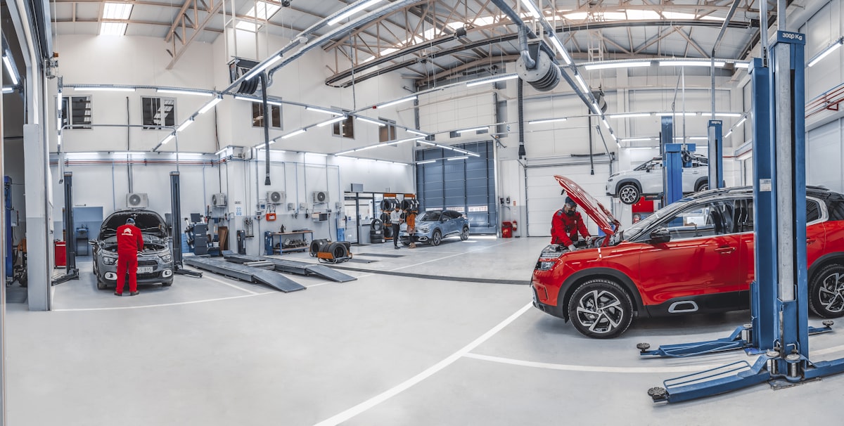Mecánico profesional trabajando en un vehículo en Mechaniccarecenter